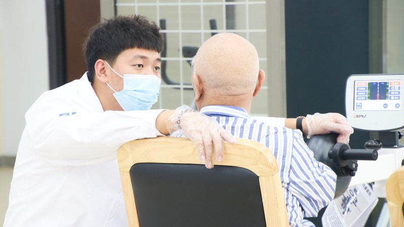 口腔清洁，失能老人护理的关键一步**