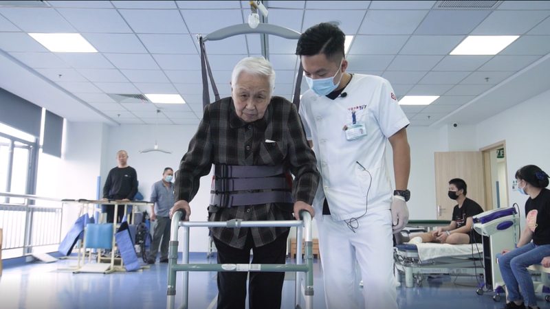 养老院护工证书：资质认证，守护长者安全**