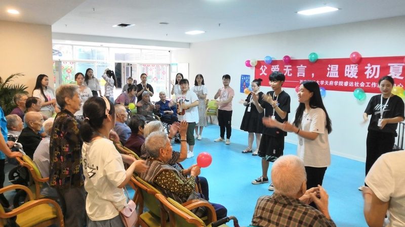 小型养老公寓护理人员配置：如何确保服务质量**